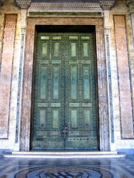古代罗马元老院的青铜门从罗马论坛和恢复,1660年在拉特兰宫大殿。这些门是敞开参议院。维基共享。