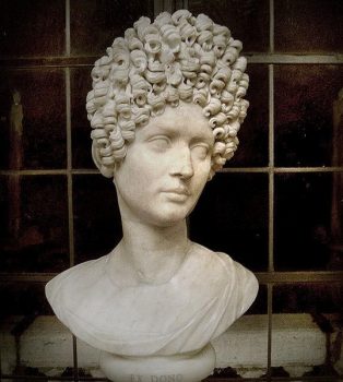弗拉时期的女人肖像、大理石/ /一个年轻女子的画像半身像(茱莉亚,提图斯的女儿吗?)。大理石。公元80年代- 90年代显示ultra-elaborate发型罗马上层阶级妇女所穿的。