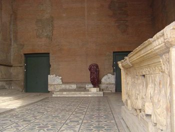 教廷(或者教廷茱莉亚),恢复了参议院的古代罗马,在罗马论坛,意大利罗马。维基共享。