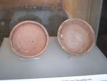 左边的杯子,马库斯腓力卡托(卡托年轻)要求(小)被选为论坛的平民。右边的杯是由卢修斯卡西乌斯Longinus(执政官西塞罗在公元前66年)支持(suffragatur)卢修斯Sergius Catilina (Catilinae)竞购领事馆。维基共享。