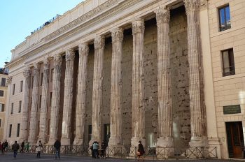 寺庙的神化哈德良(Hadrianeum),校园Martius,罗马。归因:卡罗尔Raddato从法兰克福,德国。维基共享。