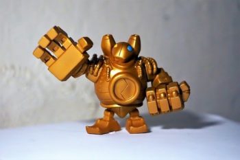 《英雄联盟》闪电战冠军的小塑料雕像。bltiz曲柄站着一只手张开另一只手闭上。