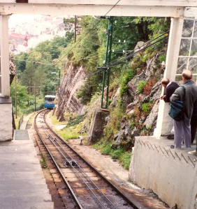 卑尔根的Fløyen缆车。(图片来源:Roger W at Flickr, CC License)