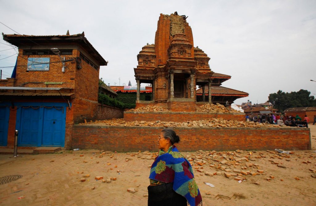 倒塌的寺庙在巴德岗接见室广场(图片:NIRANJAN SHRESTHA /美联社)