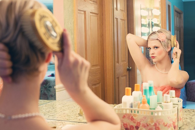 女人在镜子前梳她的头发