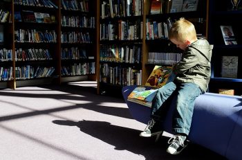年轻人在图书馆读书