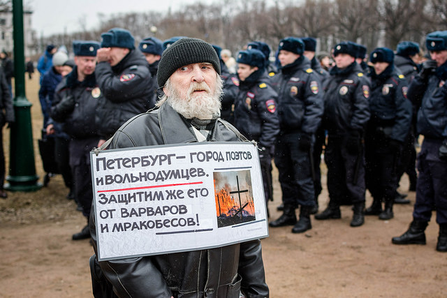 男人在圣彼得堡举行的一个抗议活动迹象