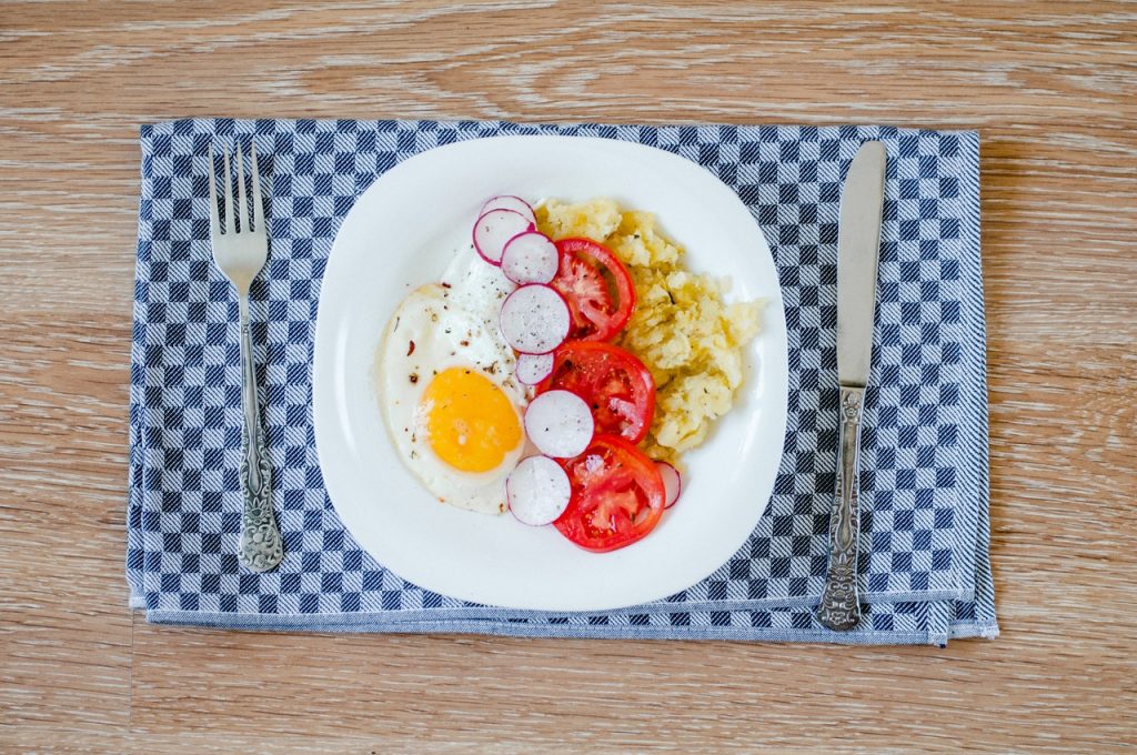 鸡蛋和配菜在盘子里