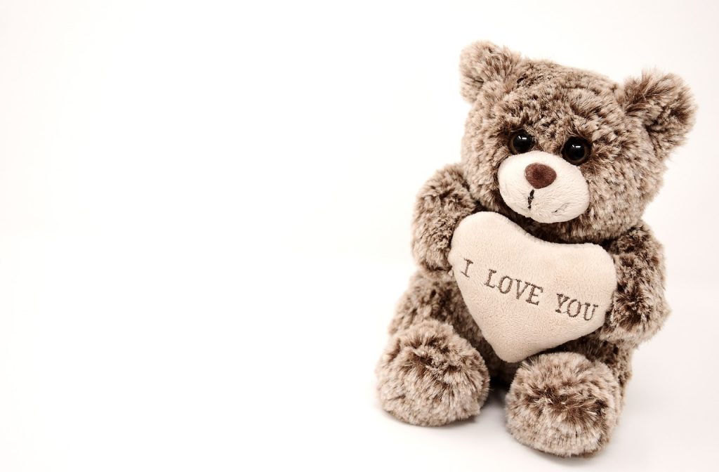 泰迪熊拿着一颗心，上面写着我爱你
