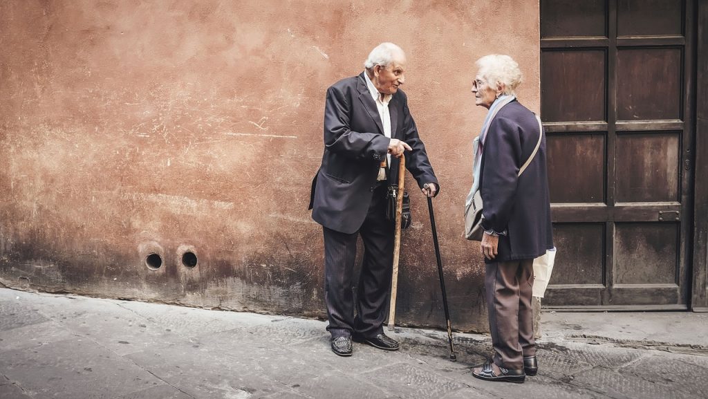 两个老人在街上说话