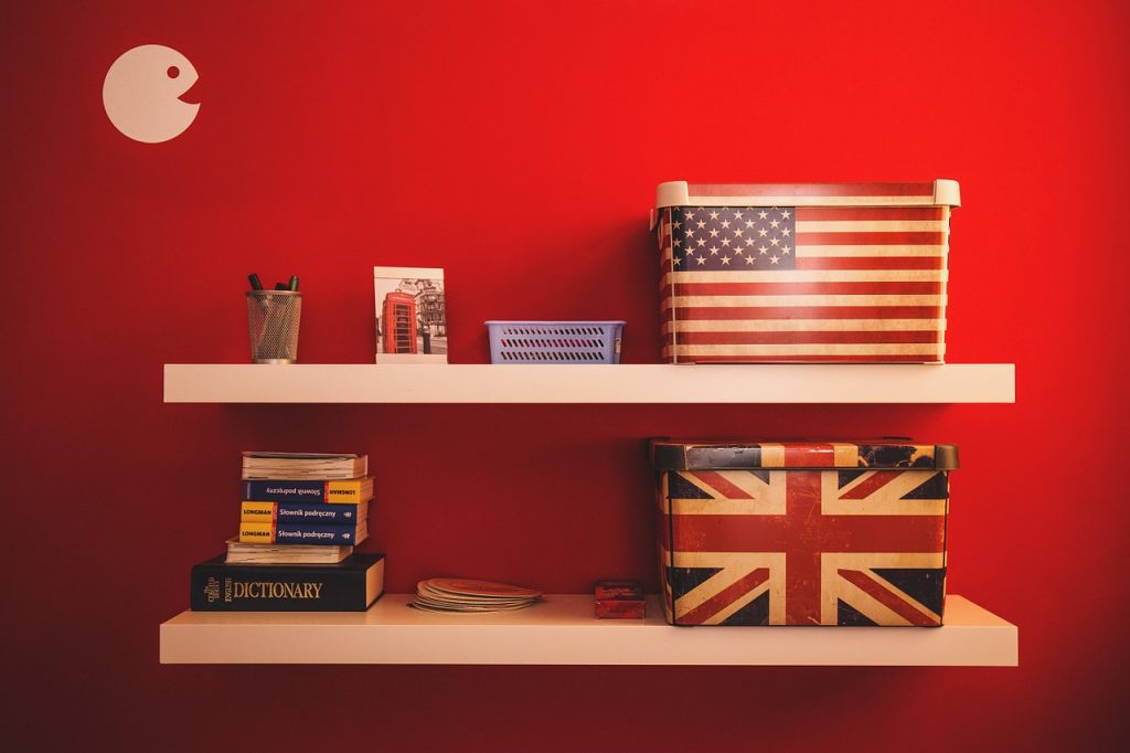 词典和盒子与美国和英国的国旗