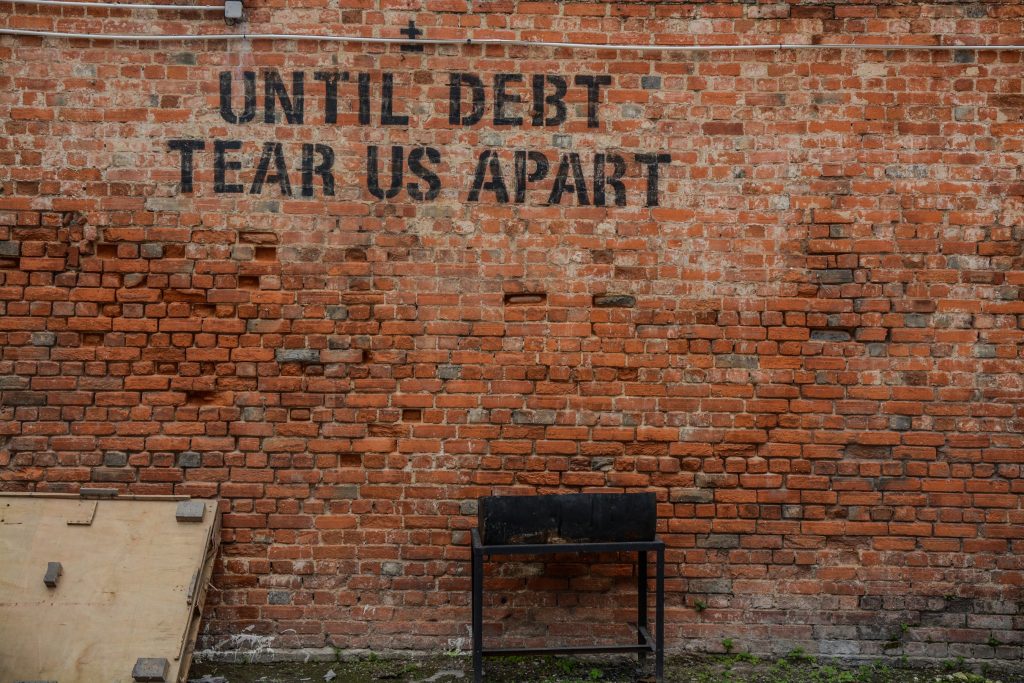 砖墙上有“直到债务撕裂”一词