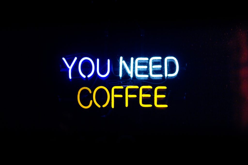 霓虹灯标志说“你需要咖啡”