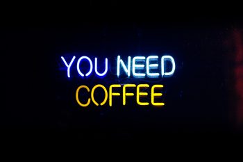 霓虹灯上写着“你需要咖啡”