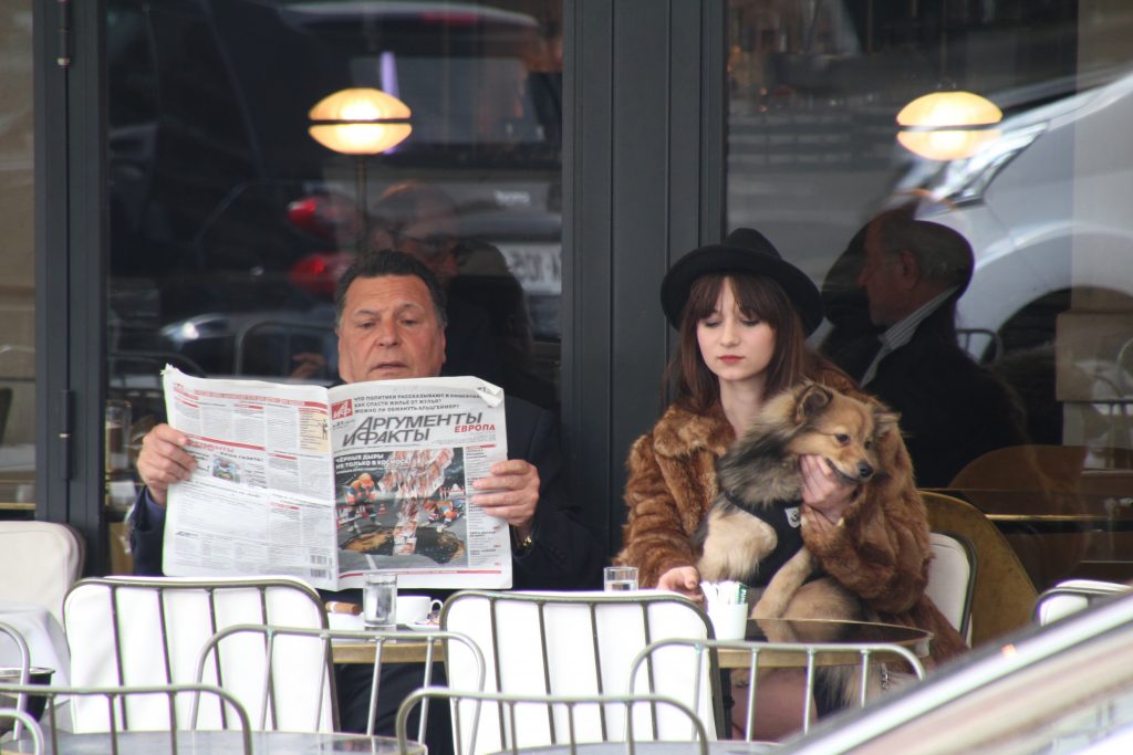 人看报纸在一家咖啡馆