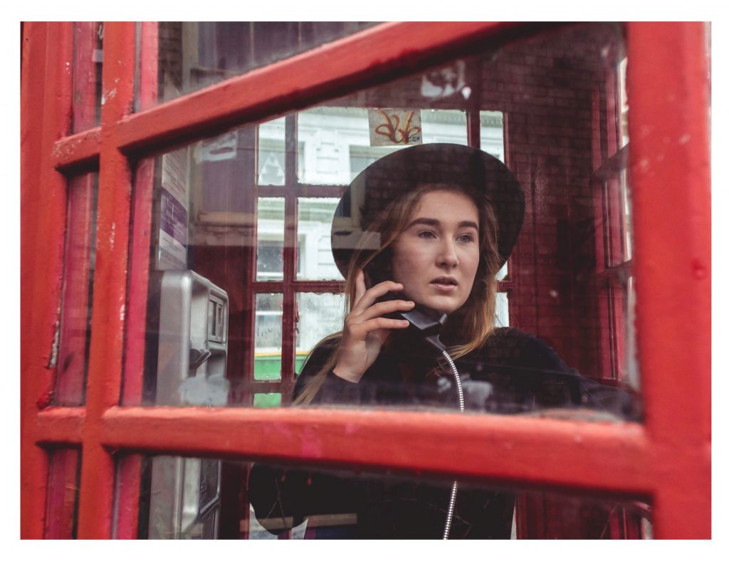 女人在一个电话亭里