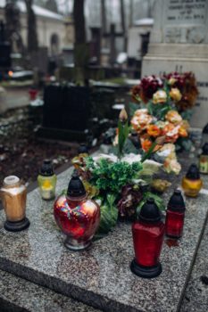 墓碑旁的花