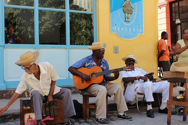 一些古巴人演奏音乐在阳光下在哈瓦那的街道上。下的图像通过Pixabay CC0(公共领域)。