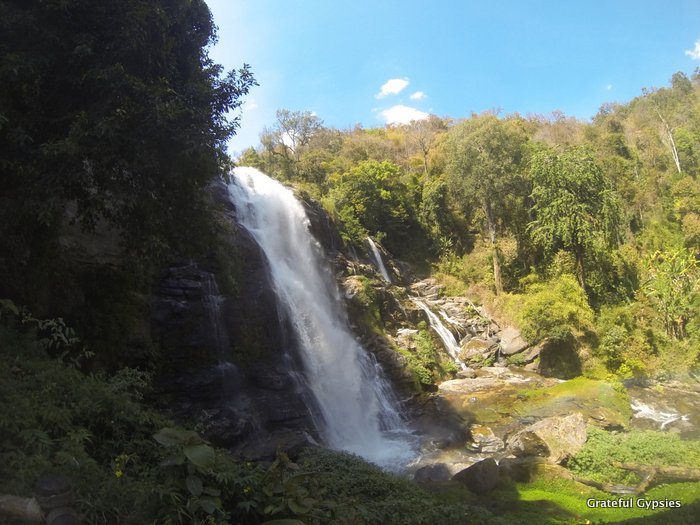 一个奔腾的瀑布在Doi Inthanon NP。