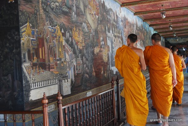 僧侣在曼谷的Wat Phra Kaew。